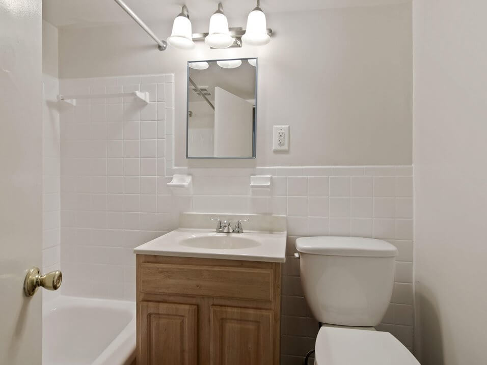 bathroom with over hanging lights