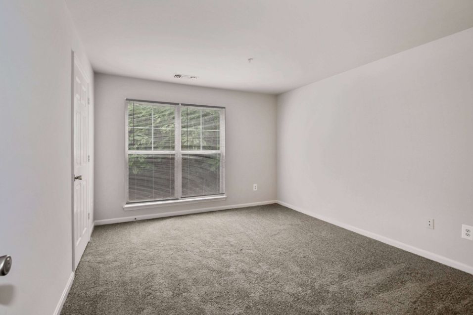 Large bedroom with one window