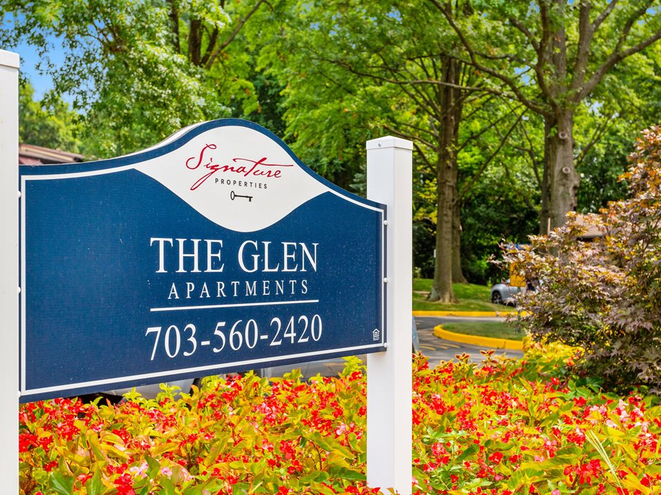 outdoor Glen Apartments sign